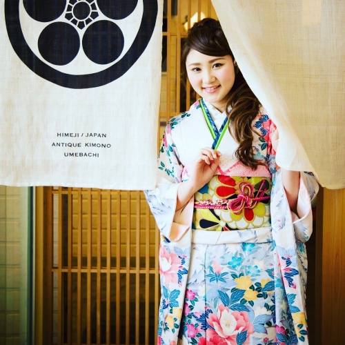 ismの姉妹店ANTIQUE KIMONO梅鉢の振袖のご紹介♪